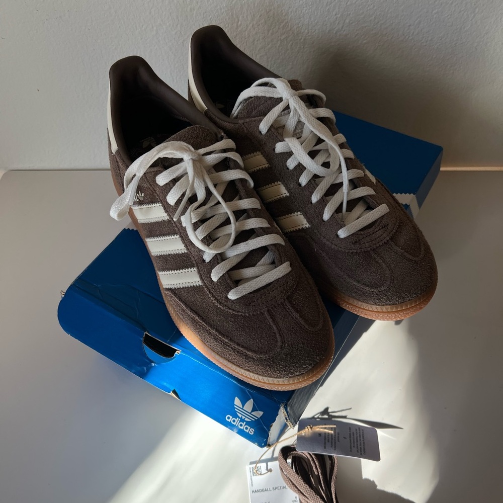 Adidas Handball Spezial sneakers in brown and white